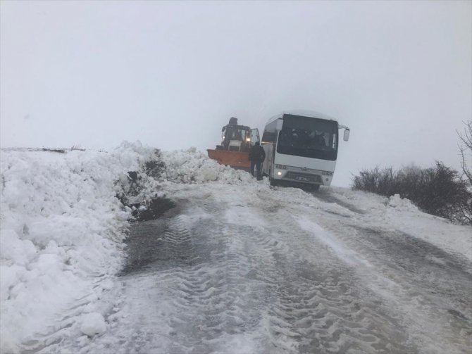Kayseri'de tipi nedeniyle yolda kalan öğrenci servisini belediye ekipleri kurtardı