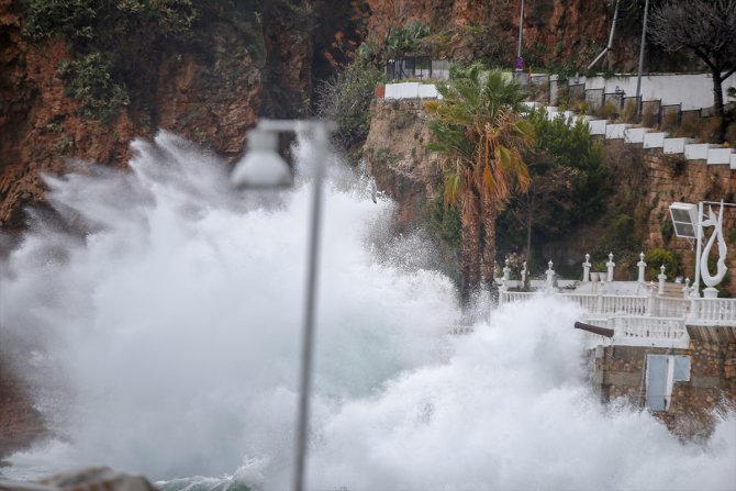 Antalya'da şiddetli rüzgar ve sağanak etkili oluyor