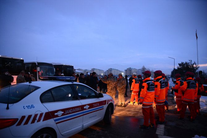 Bahçesaray'daki çığ felaketi için gönderilen kurtarma ekibi, askeri uçakla Van'a geldi