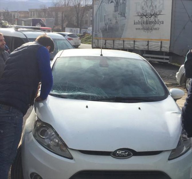 Bursa'da şiddetli lodosun uçurduğu çatı araçların üzerine düştü