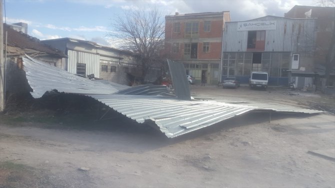 Bursa'da şiddetli lodosun uçurduğu çatı araçların üzerine düştü