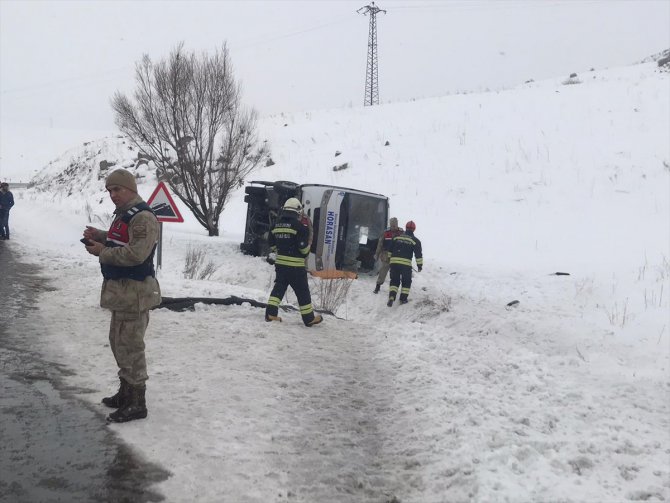 Erzurum'da yolcu midibüsü devrildi: 1 ölü, 12 yaralı