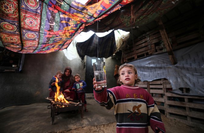 Gazzeli aile kumaş ve tentelerin çatı görevi gördüğü evde yaşam mücadelesi veriyor