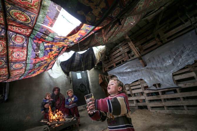 Gazzeli aile kumaş ve tentelerin çatı görevi gördüğü evde yaşam mücadelesi veriyor
