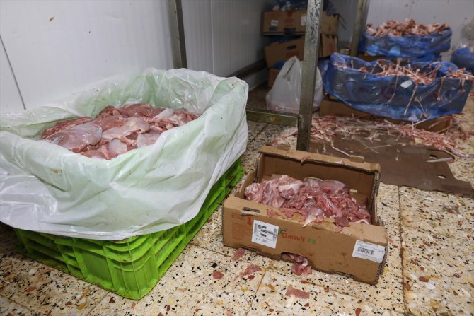 İzmir'de 3 ton 100 kilogram bozulmuş tavuk ve hindi eti ele geçirildi