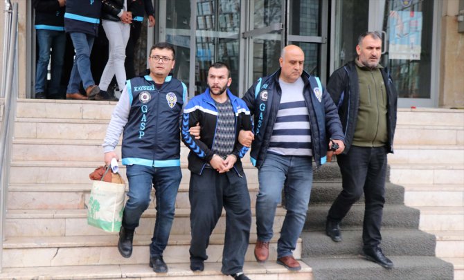 Kayseri'de silahlı market soygunu zanlılarını kardaki ayak izleri ele verdi
