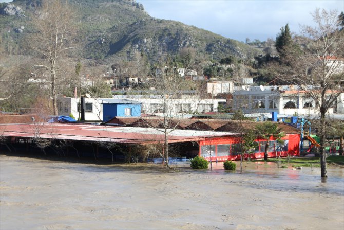 Antalya'da Köprüçayı Irmağı'nın taşması sonucu iş yerlerini su bastı