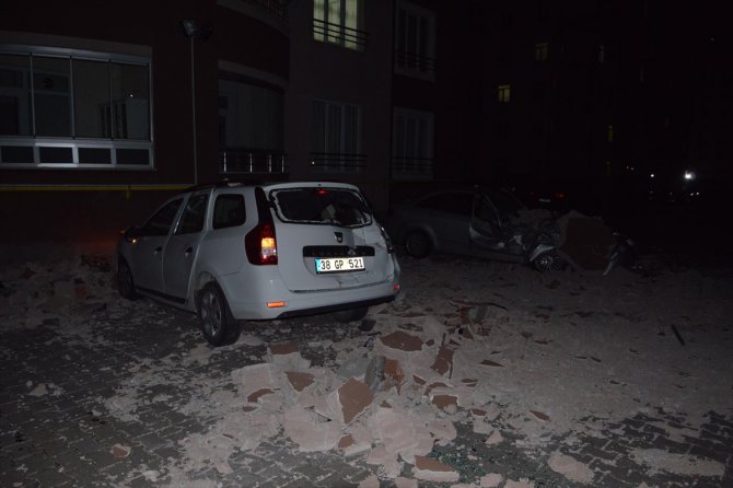 Kayseri'de şiddetli rüzgar ağaçları devirdi, çatıları uçurdu