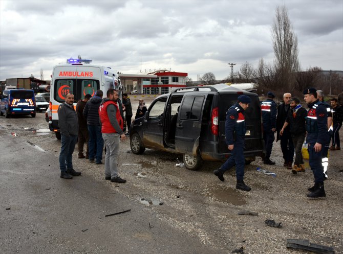 Kırıkkale'de kamyon ile hafif ticari araç çarpıştı: 9 yaralı