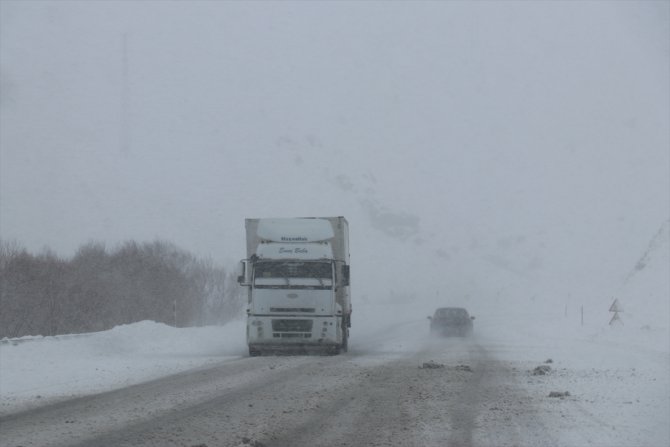 Ağrı'da kar ve tipi ulaşımı aksatıyor