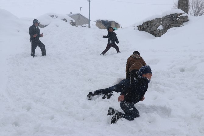 Ağrı'da vatandaşın çilesi "kara kış" çocuklara eğlence oluyor