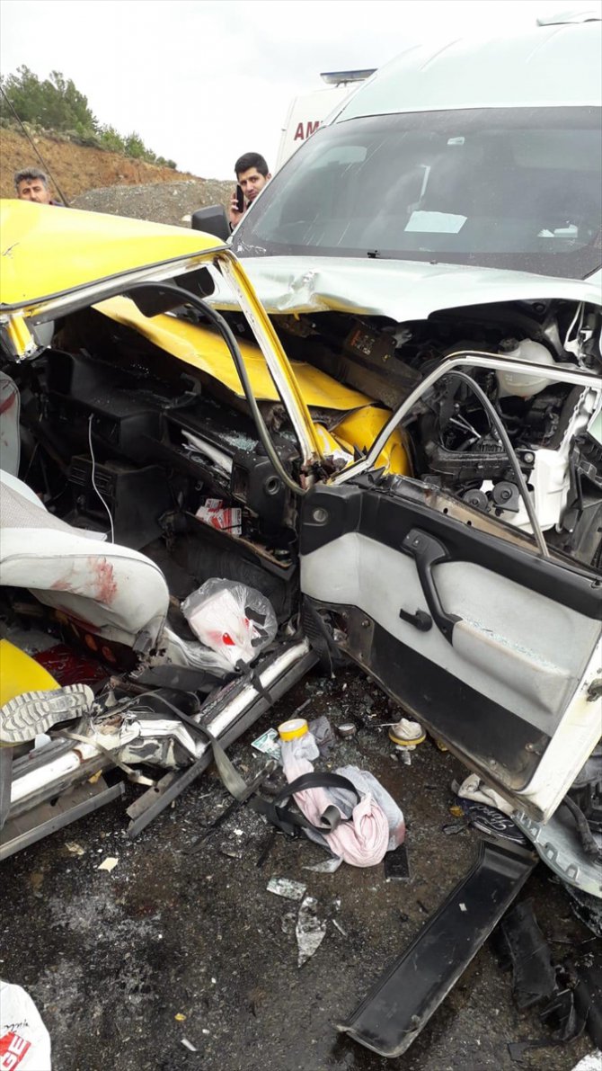 Antalya'da minibüsle otomobil çarpıştı: 2'si çocuk 5 yaralı