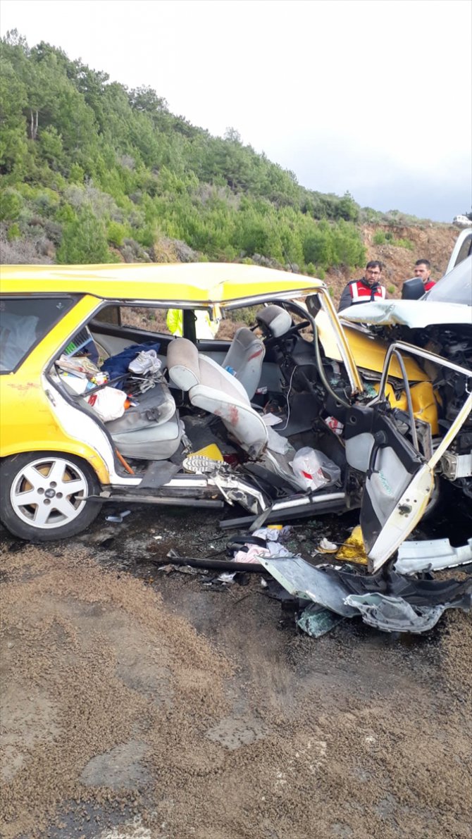 Antalya'da minibüsle otomobil çarpıştı: 2'si çocuk 5 yaralı