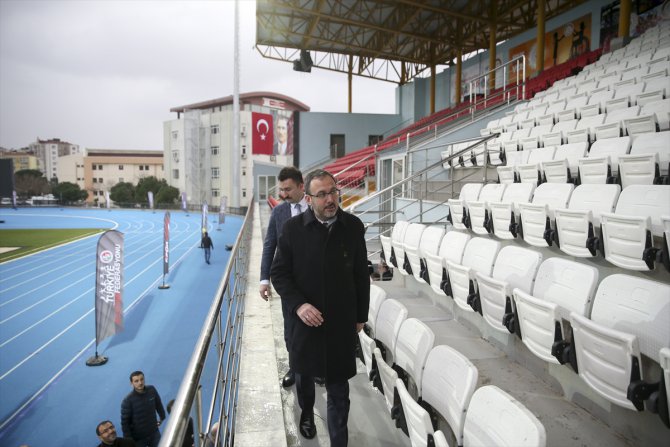 Bakan Kasapoğlu, yenilenen Burhan Felek Atletizm Stadı'nda incelemelerde bulundu