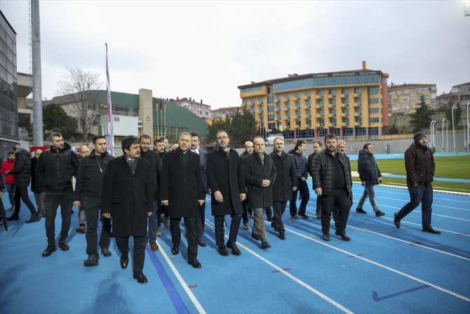 Bakan Kasapoğlu, yenilenen Burhan Felek Atletizm Stadı'nda incelemelerde bulundu