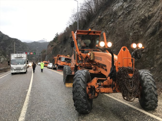 GÜNCELLEME - Karabük'te heyelan nedeniyle kapanan kara yolu açıldı