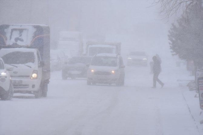 Erzurum, Ardahan ve Kars'ta kar yağışı ve fırtına etkili oluyor