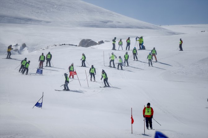 "Maviden Beyaza Antalya" yarışlarında sporcular aynı gün denizde yüzüp kayak yaptı