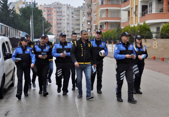Adana'da polisler ev ziyaretleri yaparak "telefonla dolandırıcılık" uyarısında bulundu