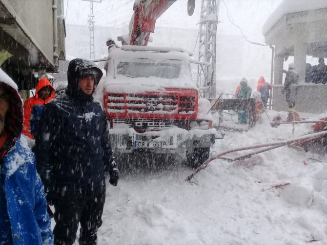Arhavi'de kar nedeniyle pazar yerinin çatısı çöktü: 1 yaralı