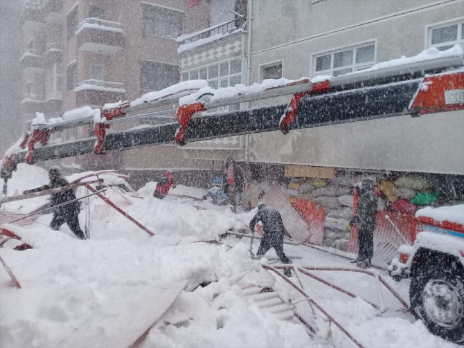 Arhavi'de kar nedeniyle pazar yerinin çatısı çöktü: 1 yaralı