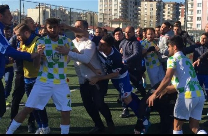 Aydın'daki amatör lig maçında oyuncular arasında kavga çıktı