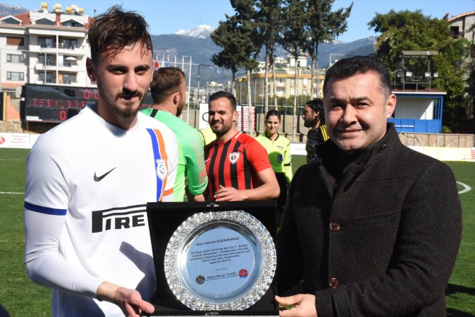 Centilmen futbolcu para ödülünü Mehmetçik Vakfına bağışladı