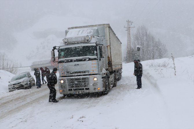 Kastamonu'da kar yağışı ulaşımda aksamalara yol açtı