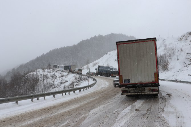 Kastamonu'da kar yağışı ulaşımda aksamalara yol açtı