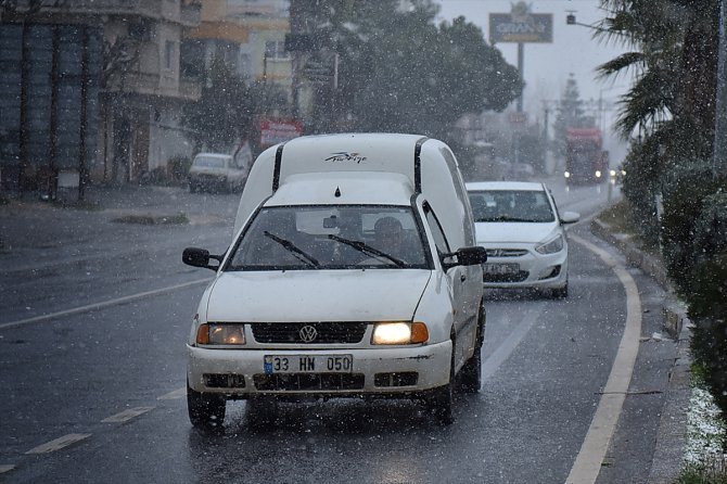 Mersin kent merkezine kar yağdı