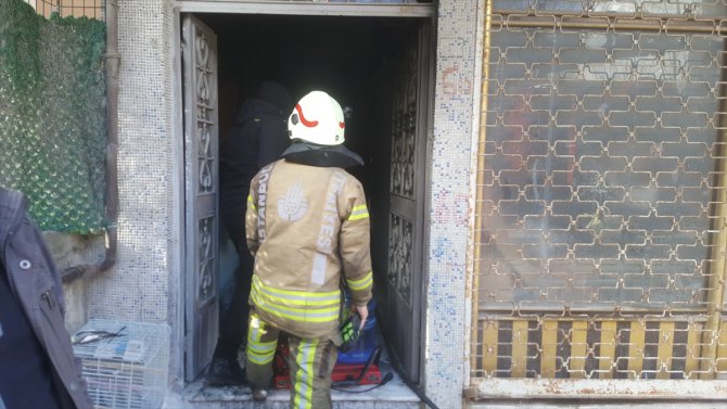 Esenyurt'ta yangında mahsur kalan 5 kişi kurtarıldı
