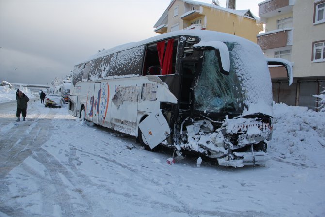 Giresun'da yolcu otobüsü ile iş makinesi çarpıştı: 7 yaralı
