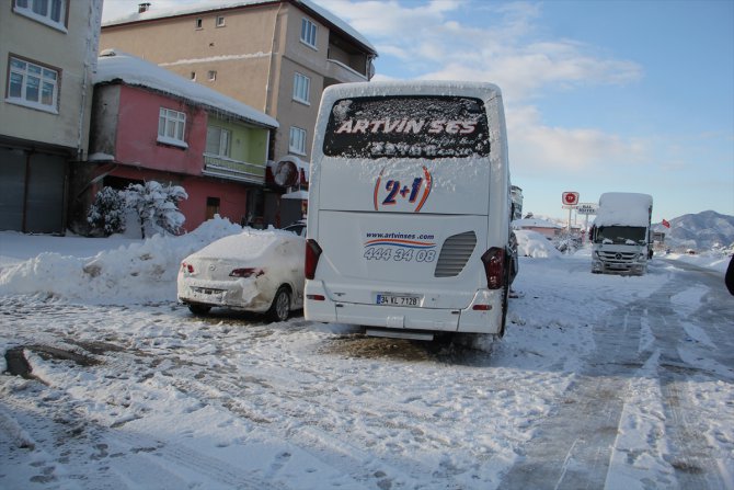 Giresun'da yolcu otobüsü ile iş makinesi çarpıştı: 7 yaralı