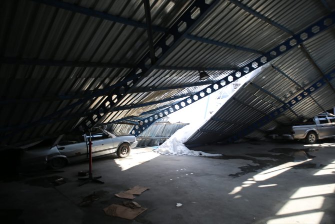 Rize'de kar nedeniyle otomobil galerisinin çatısı çöktü