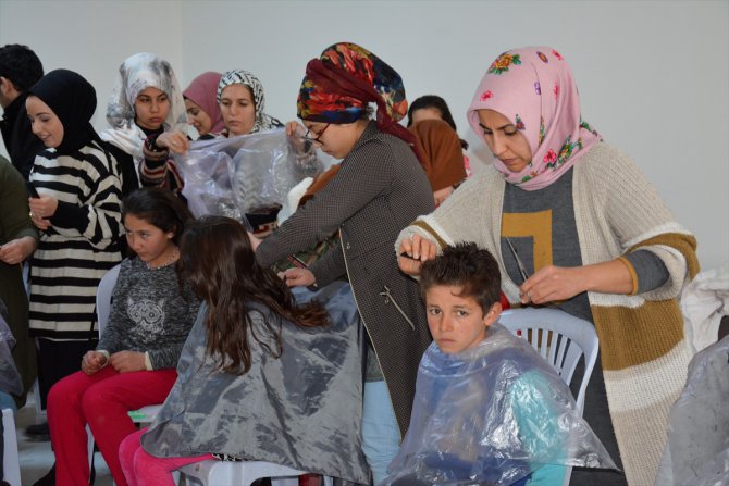 Şanlıurfa'da kuaför adaylarından kırsaldaki öğrencilere ücretsiz saç bakımı