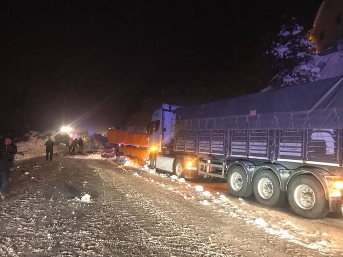 Gümüşhane-Trabzon kara yolu Zigana Dağı mevkisinde çığ düştü