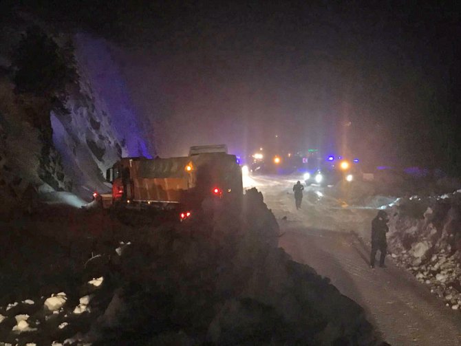 GÜNCELLEME - Gümüşhane-Trabzon kara yolu Zigana Dağı mevkisinde çığ düştü