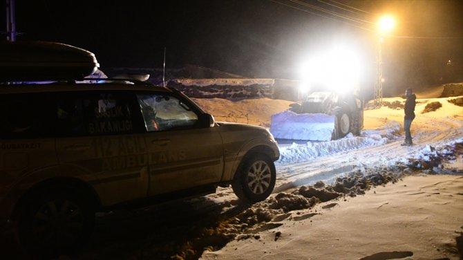 Kar ve tipinin kapattığı köy yolu minik Berat için açıldı