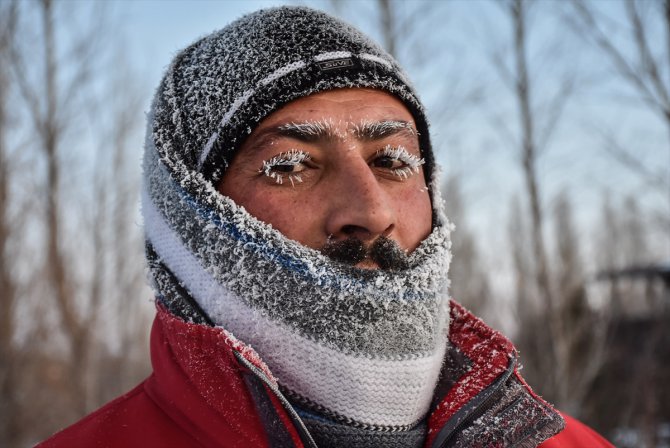 Kars'ta kaşı, kirpikleri, bıyığı buz tutan vatandaş soğuk hava çilesine mani koştu