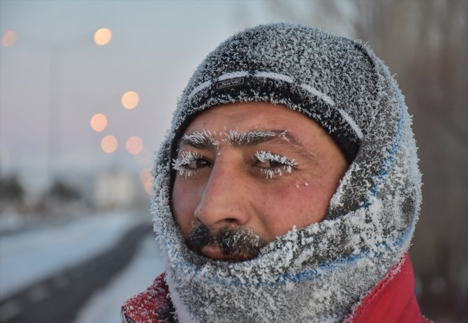 Kars'ta kaşı, kirpikleri, bıyığı buz tutan vatandaş soğuk hava çilesine mani koştu