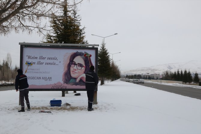 Niğde Belediyesi Özgecan Aslan'ın fotoğrafını billboardlara astırdı