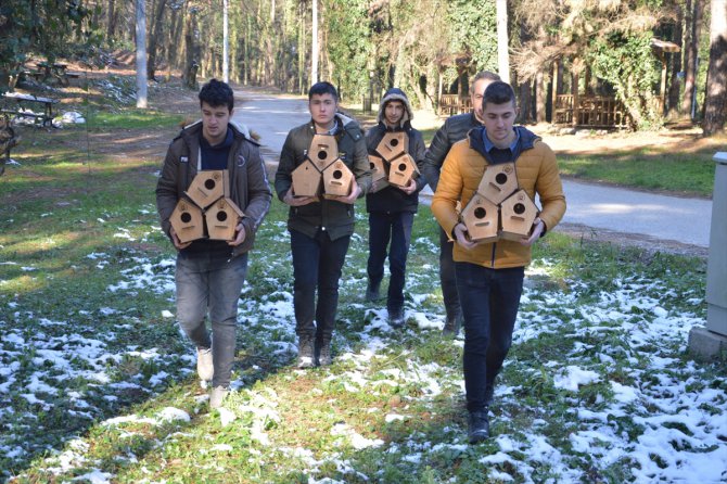 Sakarya'da teknik lise öğrencilerinin yaptığı kuş yuvaları ormanlık alanda ağaçlara yerleştirildi