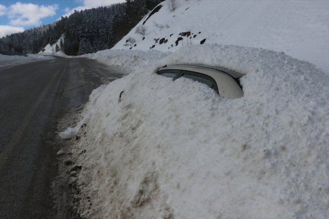 Yol ortasında üzeri karla kaplanan otomobil için "jandarmalı" önlem