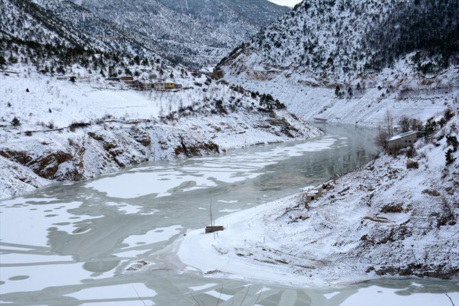 Gümüşhane'de Torul Barajı gölünün yüzeyi kısmen dondu