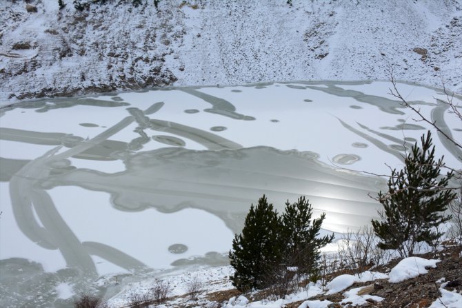 Gümüşhane'de Torul Barajı gölünün yüzeyi kısmen dondu