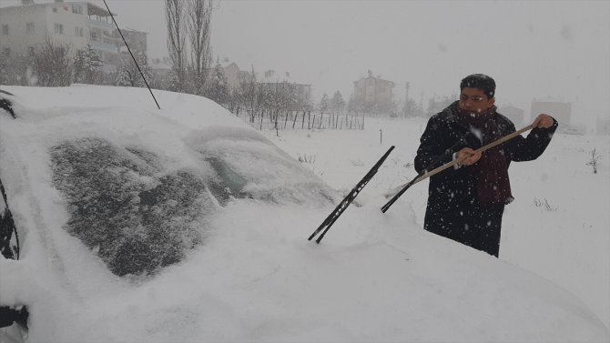 Adana'nın Tufanbeyli ilçesinde kar yaşamı olumsuz etkiliyor