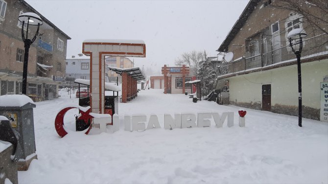 Adana'nın Tufanbeyli ilçesinde kar yaşamı olumsuz etkiliyor