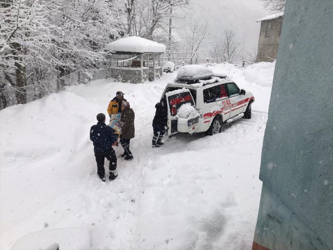 Artvin'de yolu kardan kapalı köyünde fenalaşan çocuk, Gürcistan üzerinden hastaneye kaldırıldı