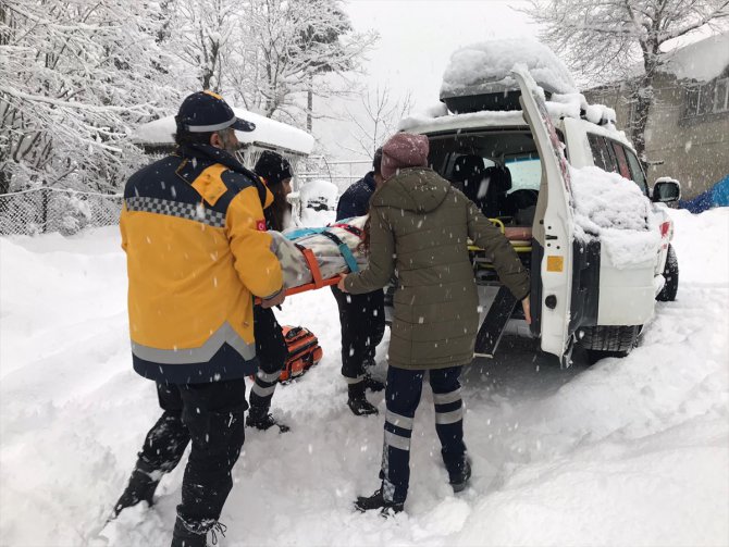 Artvin'de yolu kardan kapalı köyünde fenalaşan çocuk, Gürcistan üzerinden hastaneye kaldırıldı