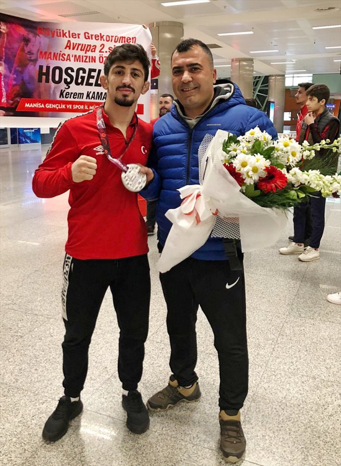 Avrupa ikincisi milli güreşçi Kerem Kamal İzmir'de coşkuyla karşılandı